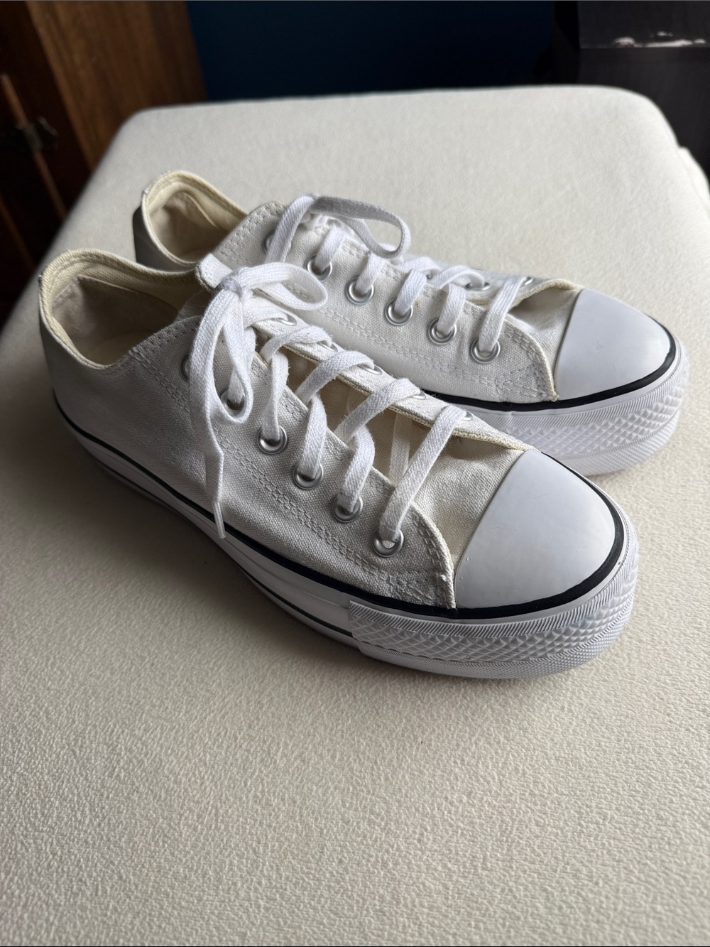 Classic Converse Low-Top White Canvas platform Sneakers, size 7.